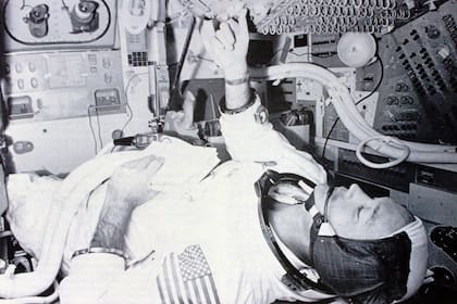 Michael Collins en el módulo de comando del Apolo