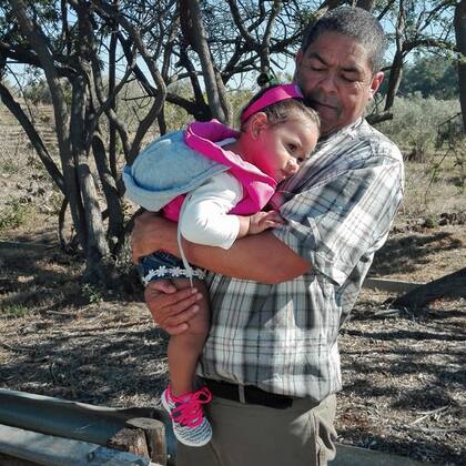 Michael con la hija de Miché. Ambos han visitado a Lavona en prisión