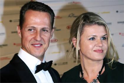 Michael con su mujer, Corinna; nadie de la familia Schumacher fue implicado en la denuncia, y de hecho, el ex piloto se encuentra en Mallorca, España.