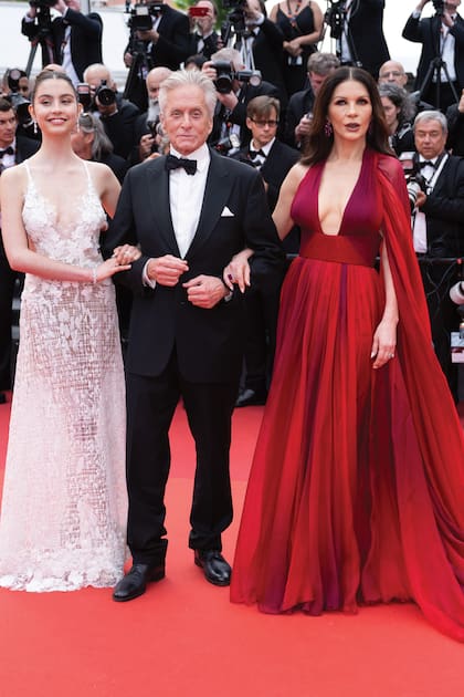 Michael Douglas acompañado por su mujer, Catherine Zeta-Jones, y su hija, Carys Zeta Douglas. Ambas apostaron a diseños de Elie Saab.