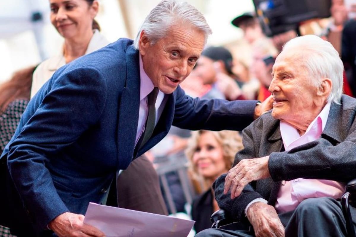 Michael Douglas (izquierda) siguió la carrera de su padre, Kirk.
