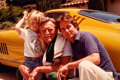 Michael Douglas junto a su padre, Kirk, y a su hijo mayor, Cameron