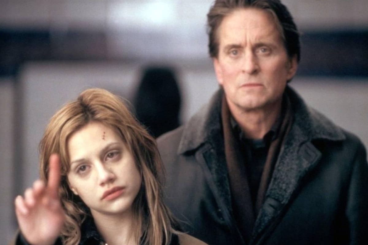 Michael Douglas y Brittany Murphy en Ni una sola palabra (2001)