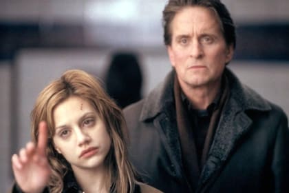 Michael Douglas y Brittany Murphy en Ni una sola palabra (2001)