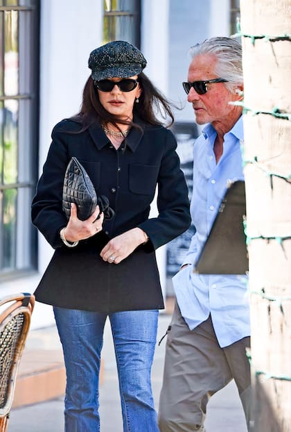 Michael Douglas y Catherine Zeta-Jones comparten una charla luego de almorzar en Tre Lune, un restaurante de Montecito, Santa Bárbara. La actriz eligió para la ocasión una camisa negra, jeans, zapatillas negras y un bolso Chanel. Él, por su parte, también se mostró atento a las tendencias: llevó una camisa celeste y un cargo pantalón gris
