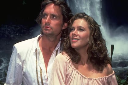 Michael Douglas y Kathleen Turner, en el film Tras la esmeralda perdida