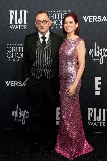 Michael Emerson lució un traje negro con un -algo- ajustado chaleco a rayas mientras que Carrie Preston, nominada a mejor actriz en una serie de comedia por Elsbeth, impacto con un vestido de lentejuelas en fucsia