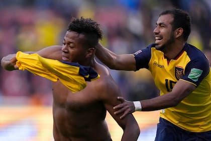 Michael Estrada, a pura potencia, desequilibró y selló la victoria 2-0 de Ecuador sobre Paraguay; Junior Sornoza se suma al festejo del delantero