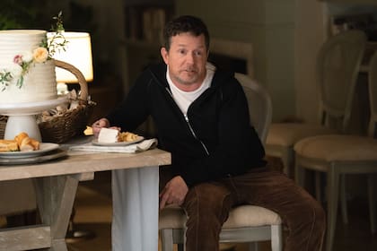 Michael Fox en una escena de la serie Shrinking, donde interpreta a un hombre con Parkinson