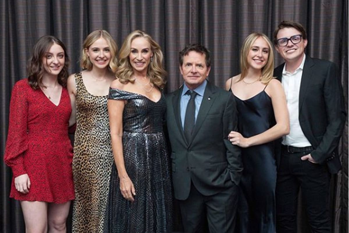 Michael Fox y su esposa, Tracy Pollan, junto a sus cuatro hijos