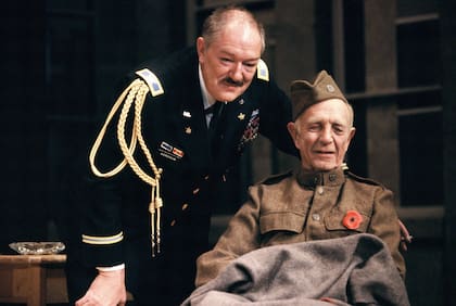 Michael Gambon, junto a Robert Flemyng en el teatro Royal de Londres a fines de los años 80