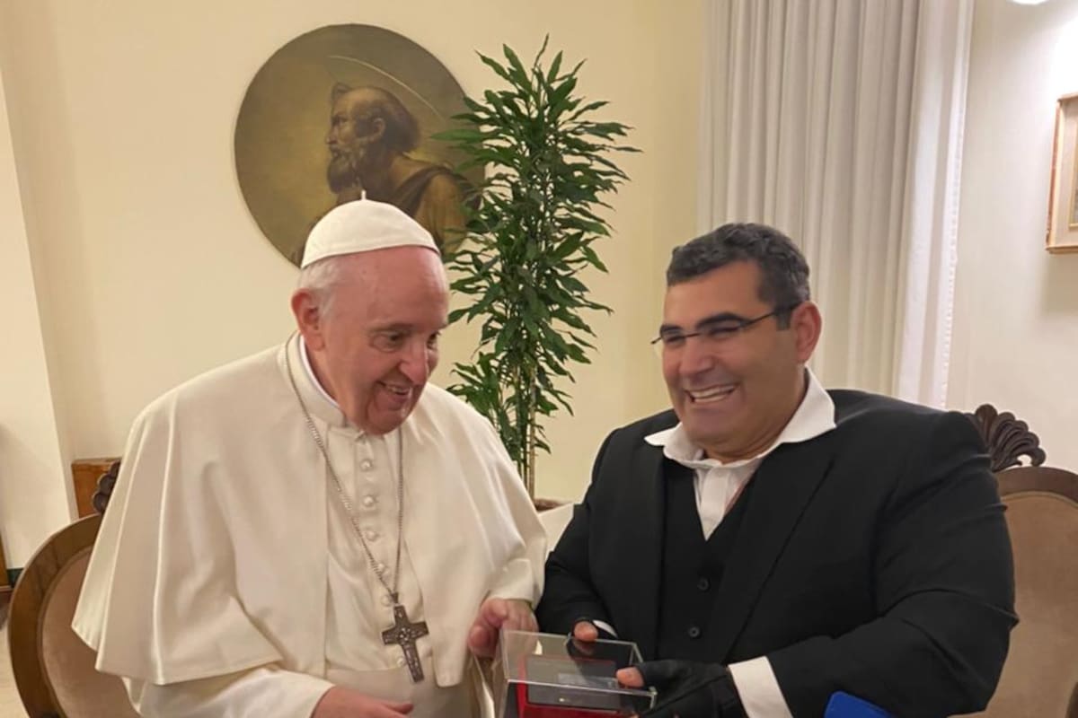 Michael Haddad junto al papa Francisco