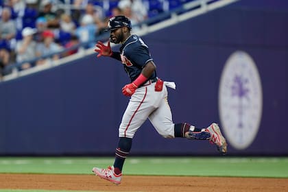 Michael Harris II, de los Bravos de Atlanta, se enfila a segunda base, después de conectar cuadrangular en la novena entrada del juego de béisbol en contra de los Marlins de Miami, el domingo 14 de agosto de 2022, en Miami. (AP Foto/Wilfredo Lee)