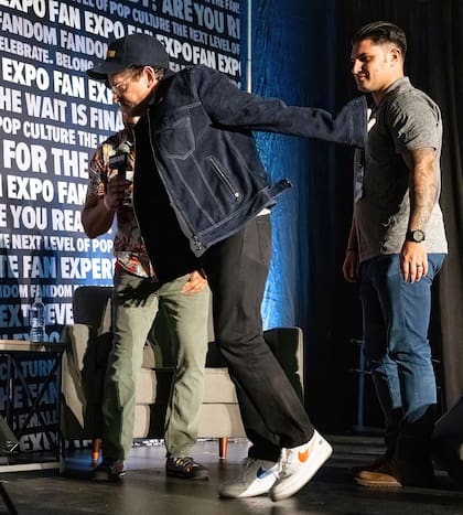 Michael J. Fox tropezó en el escenario, pero se incorporó rápidamente y tranquilizó a sus fans