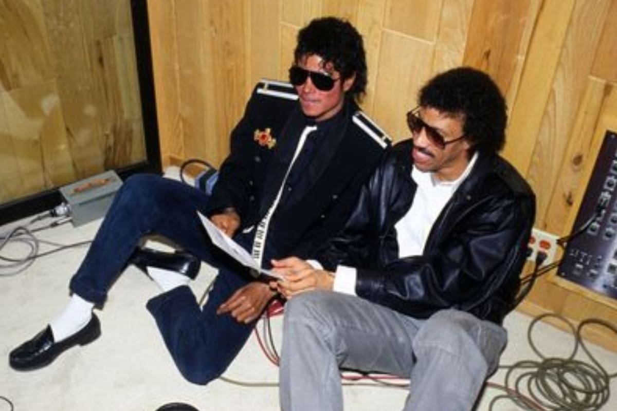Michael Jackson y Lionel Ritchie en un momento de descanso, en la histórica madrugada de grabación de "We Are the World"
