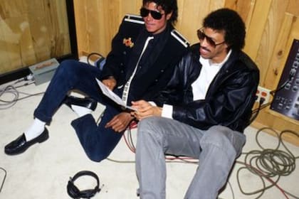 Michael Jackson y Lionel Ritchie en un momento de descanso, en la histórica madrugada de grabación de "We Are the World"