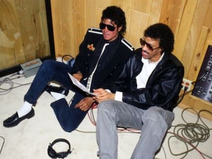 Michael Jackson y Lionel Ritchie en un momento de descanso, en la histórica madrugada de grabación de "We Are the World"
