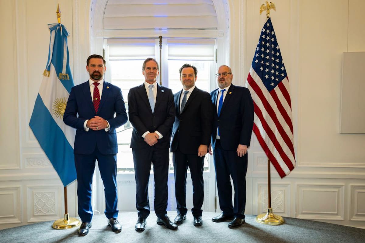 Michael Jensen, director de Asuntos del Hemisferio Occidental en el Consejo de Seguridad Nacional norteamericano; el embajador argentino ante Estados Unidos, Alec Oxenford; Gregory LoGerfo, coordinador de la Oficina de Contraterrorismo, y el rabino Yehuda Kaploun, en el evento en la embajada argentina en Washington por el 25 de mayo.