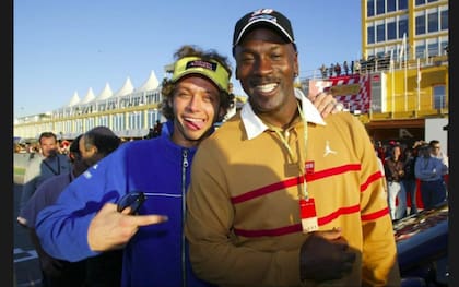 Michael Jordan con un jovencísimo Valentino Rossi