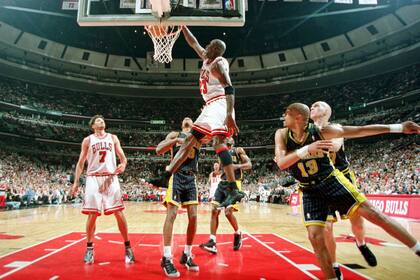 Michael Jordan de Chicago Bulls se sumerge para dos contra los Indiana Pacers durante el Juego Uno de las Finales de la Conferencia Este el domingo 17 de mayo de 1998, en el United Center de Chicago.