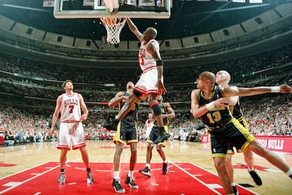 Michael Jordan de Chicago Bulls se sumerge para dos contra los Indiana Pacers durante el Juego Uno de las Finales de la Conferencia Este el domingo 17 de mayo de 1998, en el United Center de Chicago.