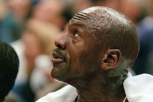 Michael Jordan de los Chicago Bulls toma un respiro durante el primer cuarto del Juego 5 en las Finales de la NBA contra los Utah Jazz el miércoles 11 de junio de 1997 en Salt Lake City. Jordan ha sufrido síntomas de gripe desde el martes por la noche.