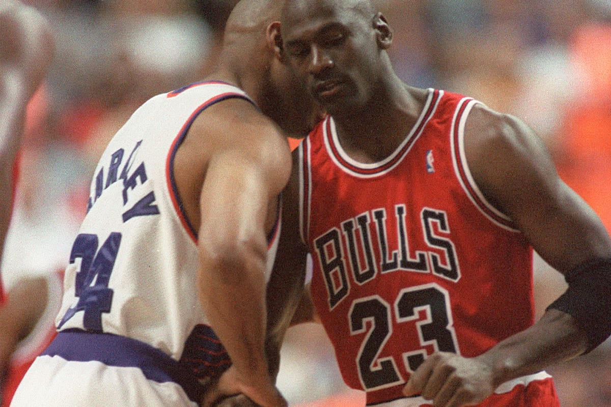 Michael Jordan en 1993, año de su primer retiro, junto a Charles Barkley.