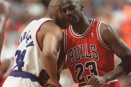 Michael Jordan en 1993, año de su primer retiro, junto a Charles Barkley. Fue el duelo en la final del primer tricampeonato de los Bulls.