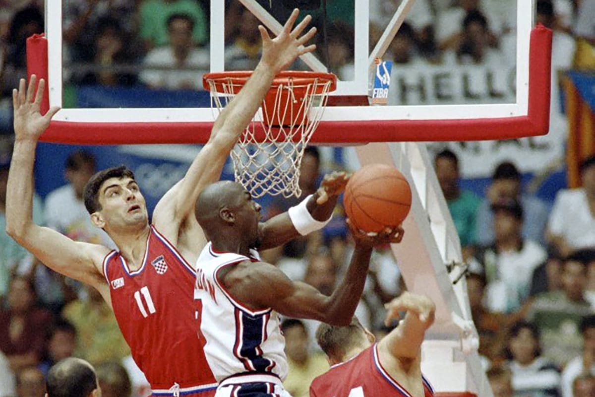 Michael Jordan en el aire ante la defensa croata en los Juegos Olímpicos de 1992; su Majestad era la gran estrella del Dream Team