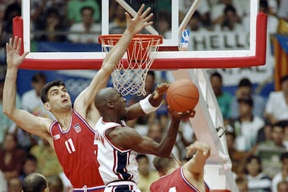Michael Jordan en el aire ante la defensa croata en los Juegos Olímpicos de 1992; su Majestad era la gran estrella del Dream Team