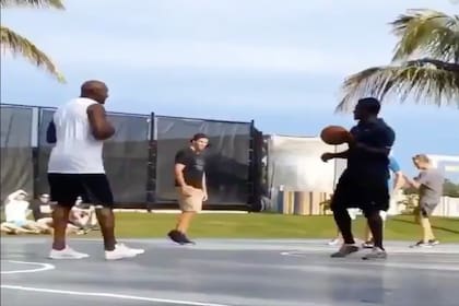 Michael Jordan, en pleno partido de básquet callejero con un grupo de jóvenes, que parecían no saber quién era.