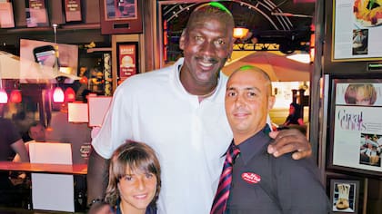 Michael Jordan en una de sus tantas visitas a Prima Pasta