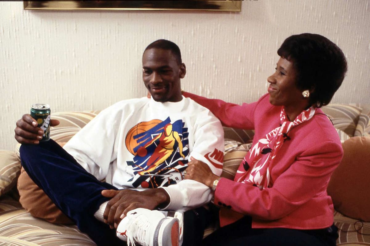 Michael Jordan junto a su madre, Deloris