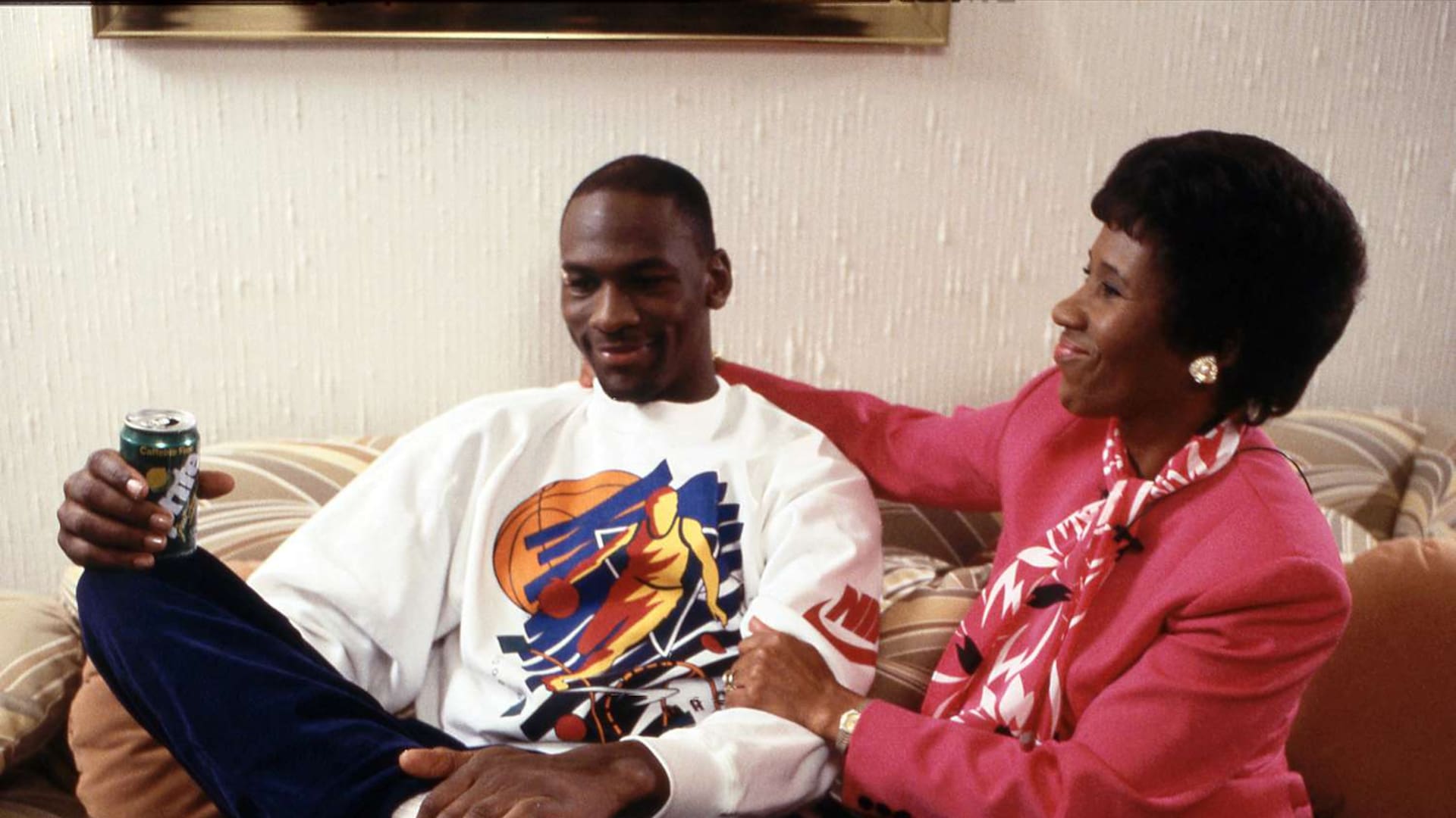 Michael Jordan junto a su madre, Deloris