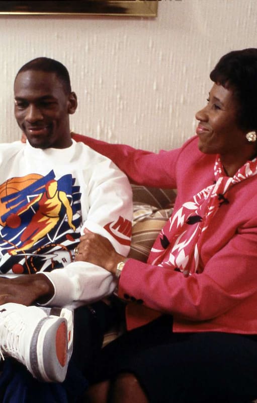 Michael Jordan junto a su madre, Deloris