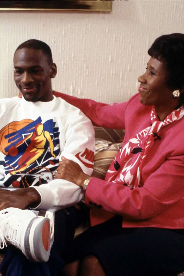 Michael Jordan junto a su madre, Deloris