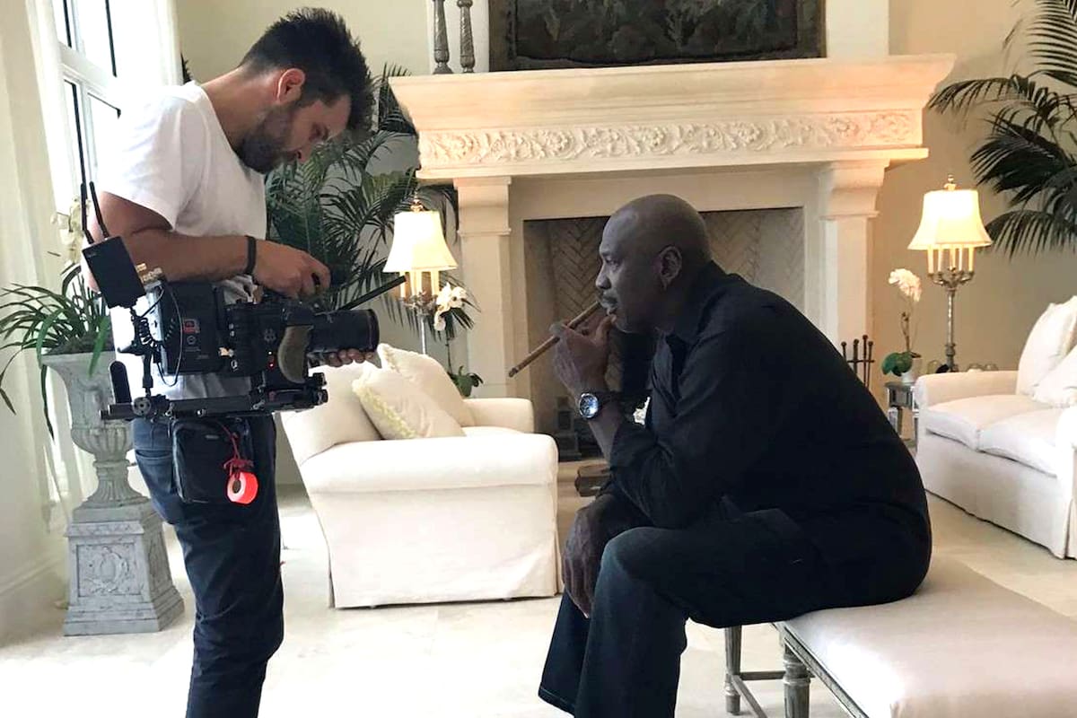 Michael Jordan rondando la toma con que comienza el documental The Last Dance.