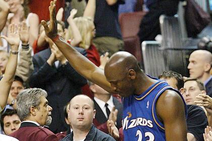 Michael Jordan saluda a los fanáticos de los Washington Wizards durante una ceremonia en su honor antes del último partido de su carrera en la NBA, el 16 de abril de 2003, contra los Philadelphia 76ers en el First Union Center en Filadelfia, Pensilvania.