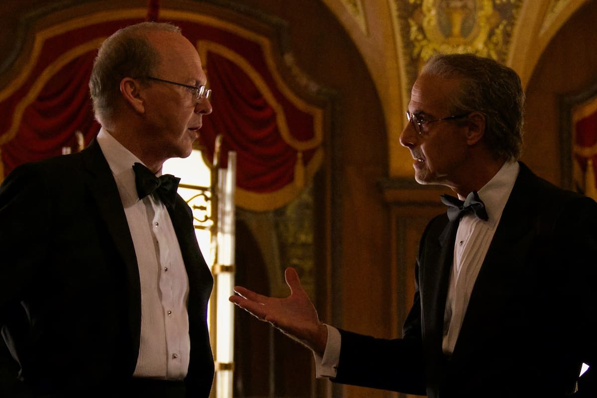 Michael Keaton y Stanley Tucci en ¿Cuánto vale la vida?, la película basada en hechos reales que se ubicó entre lo más visto en Netflix Argentina