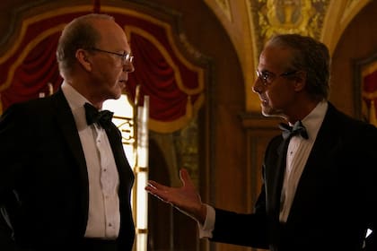 Michael Keaton y Stanley Tucci en ¿Cuánto vale la vida? la película, basada en hechos reales, que se ubicó entre lo más visto en Netflix Argentina
