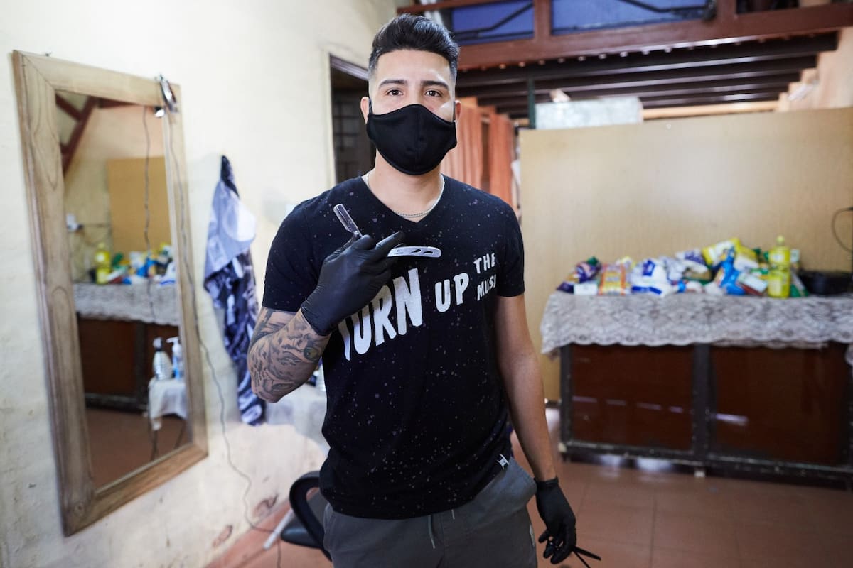 Michael Kevin Guerrero, de 22 años, un joven entrenador de fútbol infantil mendocino, a punto de recibirse de profesor de Educación Física, brinda sus servicios como barbero, de manera gratuita. Ofrece cortes por mercadería para un comedor infantil.