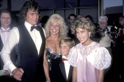 Michael Landon junto a su esposa Cindy y sus hijos Christopher y Shawna, en 1984