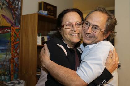 Michael Levitt. Festeja con su mujer, Rina
