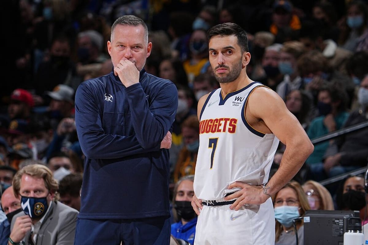 Michael Malone junto a Facundo Campazzo; Denver Nuggets despidió al entrenador que se consagró campeón con la franquicia