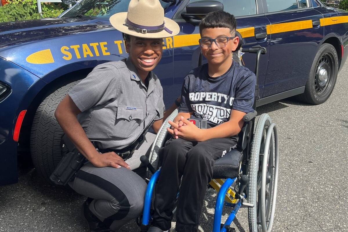 Michael Martínez, un chico de nueve años que nació con parálisis cerebral, fue recibido por las fuerzas del orden en Nueva York después de haber sido agredido en su escuela por otro alumno