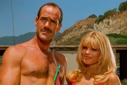 Michael Newman, junto a Donna D'Errico en una escena de Baywatch