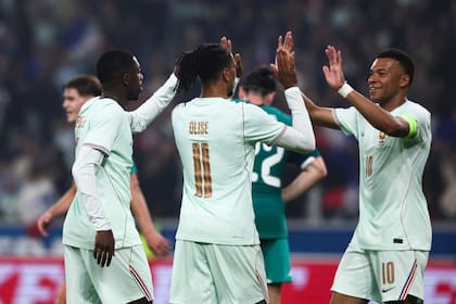 Michael Olise celebra un gol con Kylian Mbappe y Ousmane Dembele, para la selección de Francia.