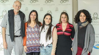 Michael Rosbash dio una conferencia sobre sus trabajos el 28 de septiembre en la Fundación Instituto Leloir. A la derecha, Fernanda Ceriani