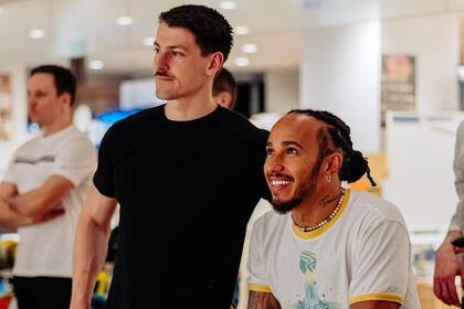 Michael Sansoni y un momento de distensión con Lewis Hamilton, a quien ayudó a ganar 7 campeonatos de Fórmula 1