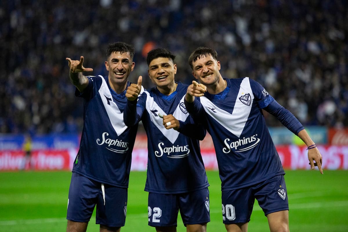 Michael Santos, Claudio Aquino y Francisco Pizzini, con gestos de felicidad por el momento que vive Vélez, líder de la Liga Profesional de Fútbol 2024